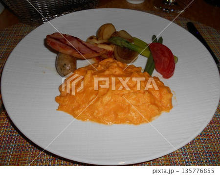 ホテルの朝食にて。おいしそうなスクランブルエッグ 135776855