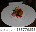 高級感のある食後のデザート 135776858