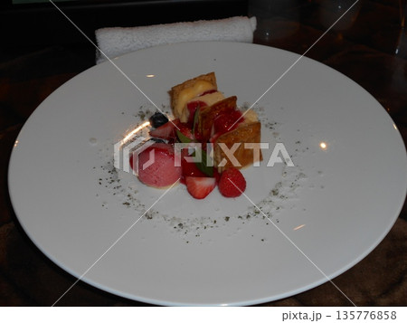 高級感のある食後のデザート 135776858