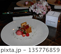 高級感のある食後のデザート 135776859