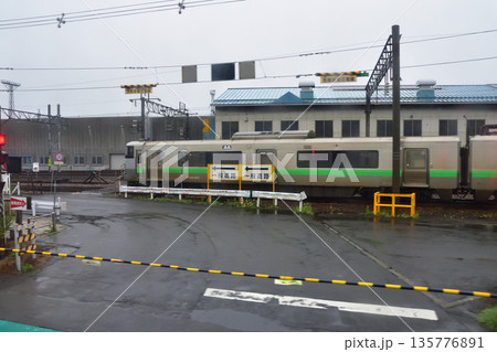 JR北海道函館本線　発寒駅から星置駅までの普通列車車窓風景(2023年夏雨) 135776891