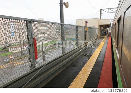 JR北海道函館本線 発寒駅から星置駅までの普通列車車窓風景(2023年夏雨) JR北海道函館本線 発寒駅から星置駅までの普通列車車窓風景(2023年夏雨) 135776892