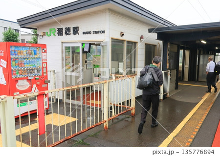 JR北海道函館本線　発寒駅から星置駅までの普通列車車窓風景(2023年夏雨) 135776894