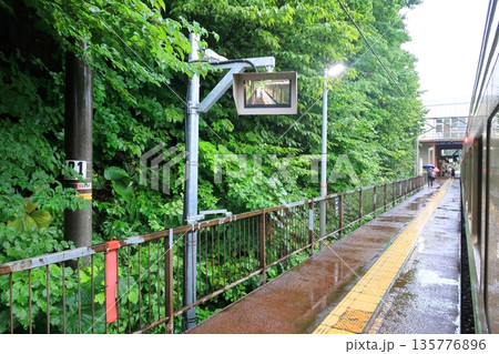 JR北海道函館本線　発寒駅から星置駅までの普通列車車窓風景(2023年夏雨) 135776896