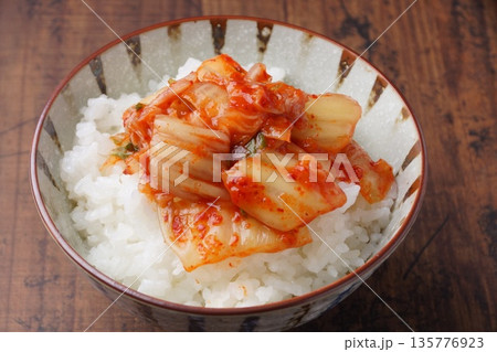 白ご飯にキムチ 白ご飯にキムチ 135776923