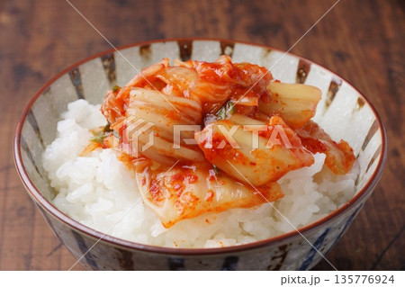 白ご飯にキムチ 白ご飯にキムチ 135776924