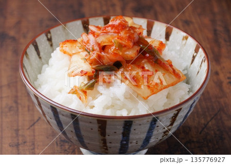 白ご飯にキムチ 白ご飯にキムチ 135776927