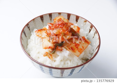 白ご飯にキムチ 白ご飯にキムチ 135776929
