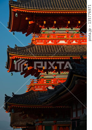 朝日を浴びる清水寺の三重塔 135776971