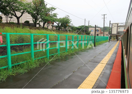 JR北海道函館本線　発寒駅から星置駅までの普通列車車窓風景(2023年夏雨) 135776973