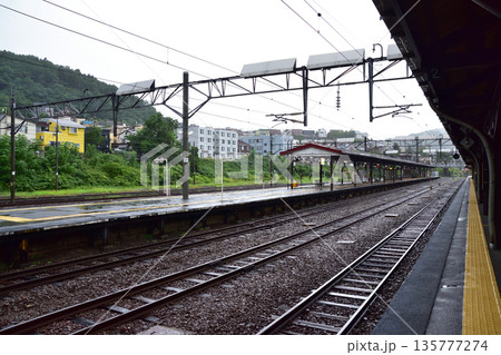 JR北海道函館本線 朝里駅から小樽駅までの普通列車車窓風景(2023年夏雨) JR北海道函館本線 朝里駅から小樽駅までの普通列車車窓風景(2023年夏雨) 135777274
