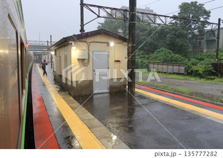 JR北海道函館本線　朝里駅から小樽駅までの普通列車車窓風景(2023年夏雨) 135777282