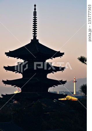 遠近で見る京都のシンボル 135777303