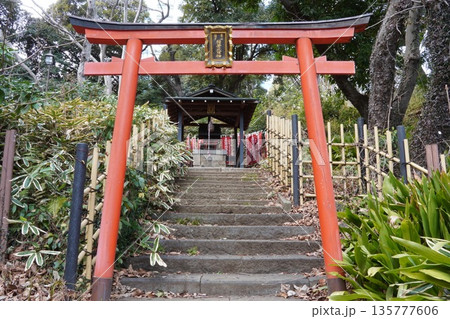 東京都港区芝公園内の円山随身稲荷大明神 135777606