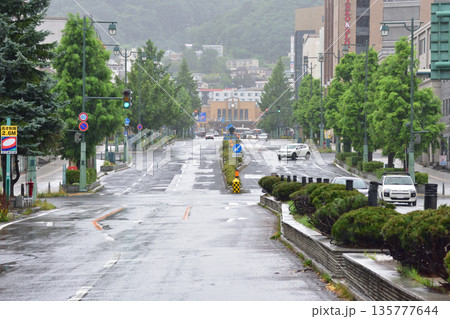 北海道小樽市　小樽駅付近の風景(2023年夏雨) 135777644