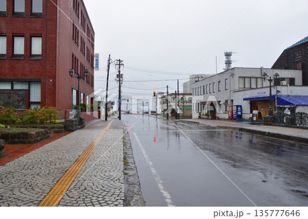 北海道小樽市　小樽駅付近の風景(2023年夏雨) 135777646