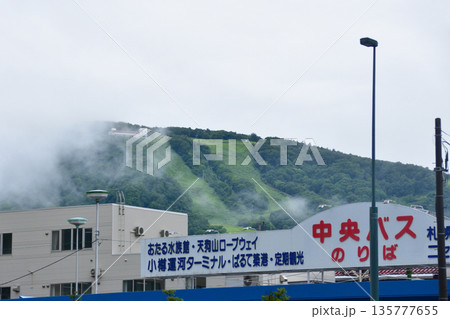 北海道小樽市　小樽駅付近の風景(2023年夏雨) 135777655