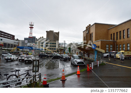 北海道小樽市　小樽駅付近の風景(2023年夏雨) 135777662