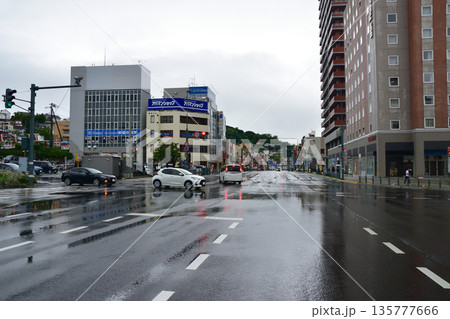北海道小樽市　小樽駅付近の風景(2023年夏雨) 135777666