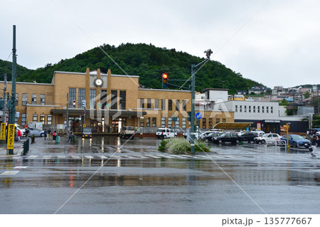 北海道小樽市　小樽駅付近の風景(2023年夏雨) 135777667