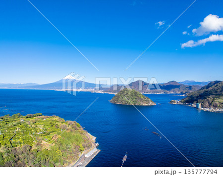 駿河湾、内浦湾と富士山（静岡県沼津市） 135777794