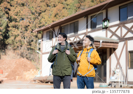 登山をする旅行客のイメージの横顔の秋冬　登頂を目指す 135777878