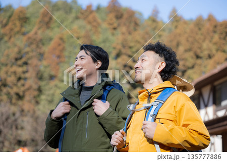 登山をする旅行客のイメージの横顔　登頂を目指すクローズアップ(多摩木材センター協同組合プロパティ許可 135777886
