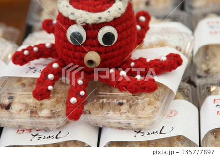 明石魚の棚で売られているたこめし 135777897