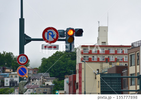 雪国の縦型信号機 135777898
