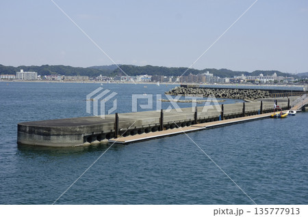 2020年8月14日、真夏の炎天下の神奈川県葉山町、葉山港 135777913