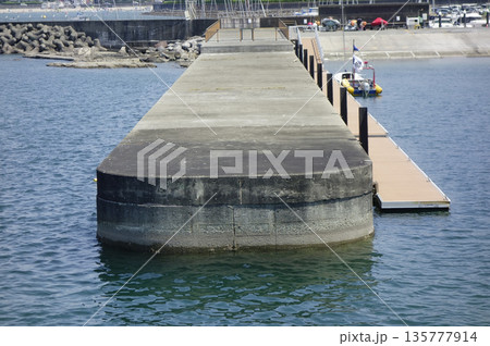 2020年8月14日、真夏の炎天下の神奈川県葉山町、葉山港 135777914
