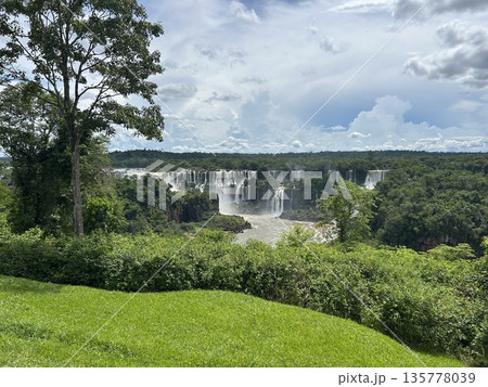 ブラジル側から見たイグアスの滝 135778039