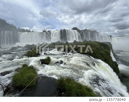 ブラジル側から見た大迫力のイグアスの滝 135778040