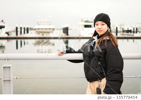 ニット帽をかぶった若い女性 ニット帽をかぶった若い女性 135778454