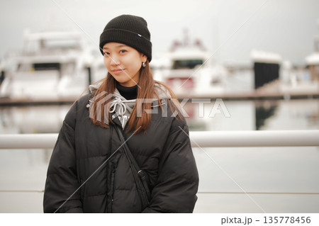 ニット帽をかぶった若い女性 ニット帽をかぶった若い女性 135778456