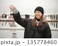 ニット帽をかぶった若い女性 135778460