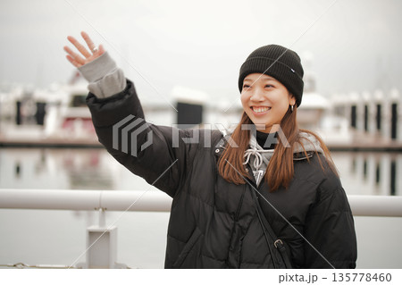 ニット帽をかぶった若い女性 ニット帽をかぶった若い女性 135778460