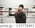 ニット帽をかぶった若い女性 135778461