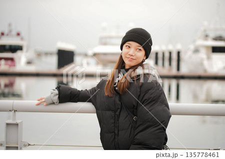 ニット帽をかぶった若い女性 ニット帽をかぶった若い女性 135778461