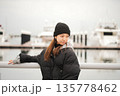 ニット帽をかぶった若い女性 135778462