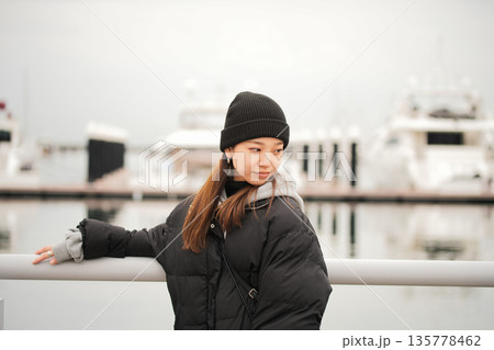 ニット帽をかぶった若い女性 135778462