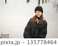 ニット帽をかぶった若い女性 135778464