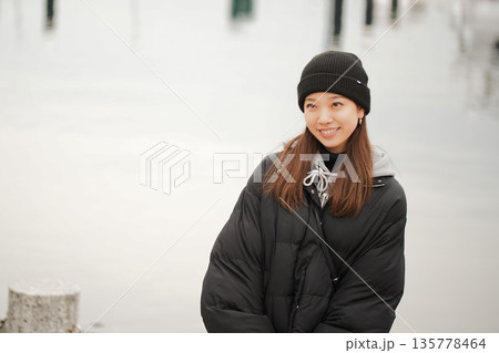 ニット帽をかぶった若い女性 ニット帽をかぶった若い女性 135778464