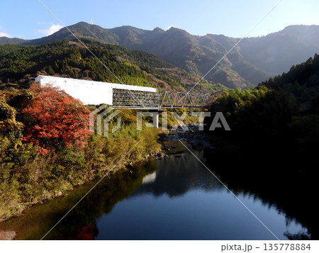 インフラ整備中の鉄橋と紅葉の風景 135778884