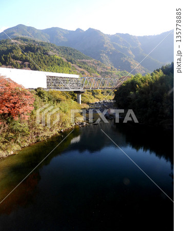 インフラ整備中の鉄橋と紅葉の風景 135778885