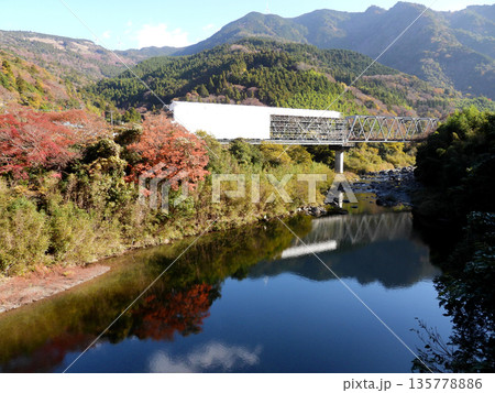インフラ整備中の鉄橋と紅葉の風景 インフラ整備中の鉄橋と紅葉の風景 135778886