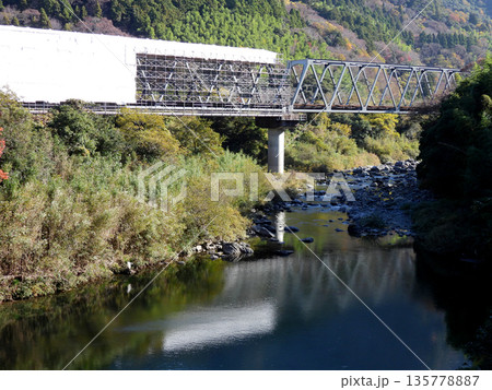インフラ整備中の鉄橋と紅葉の風景 135778887