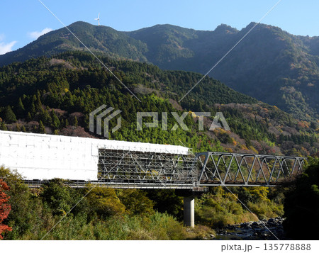 インフラ整備中の鉄橋と紅葉の風景 135778888