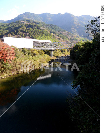 インフラ整備中の鉄橋と紅葉の風景 135778889