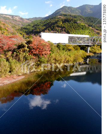 インフラ整備中の鉄橋と紅葉の風景 135778890